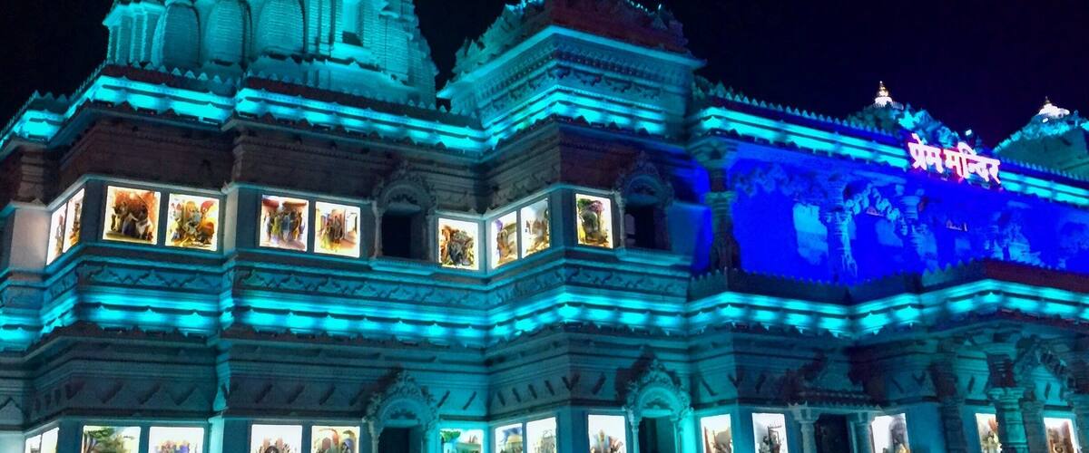 Absolutely beautiful temple, best at night.