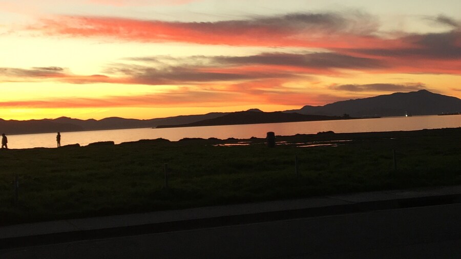 Richmond. After getting gasoline from Costco, I saw a beautiful sunset.