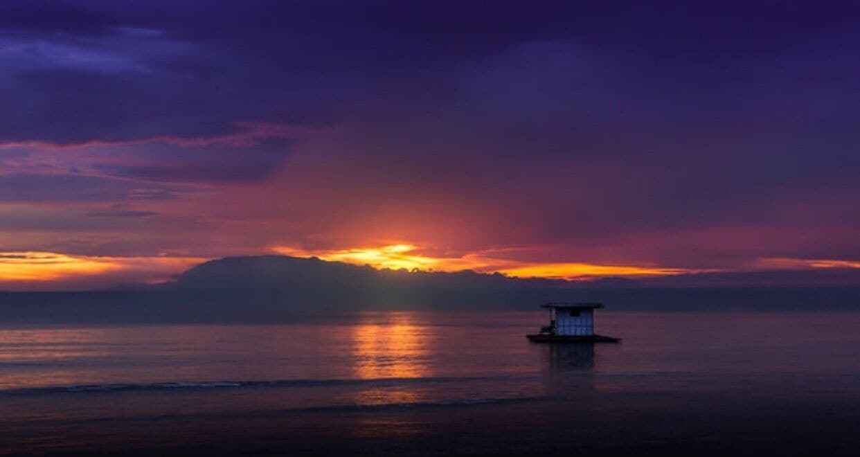 Colorful sunset Taal Lake Batangas philippennes