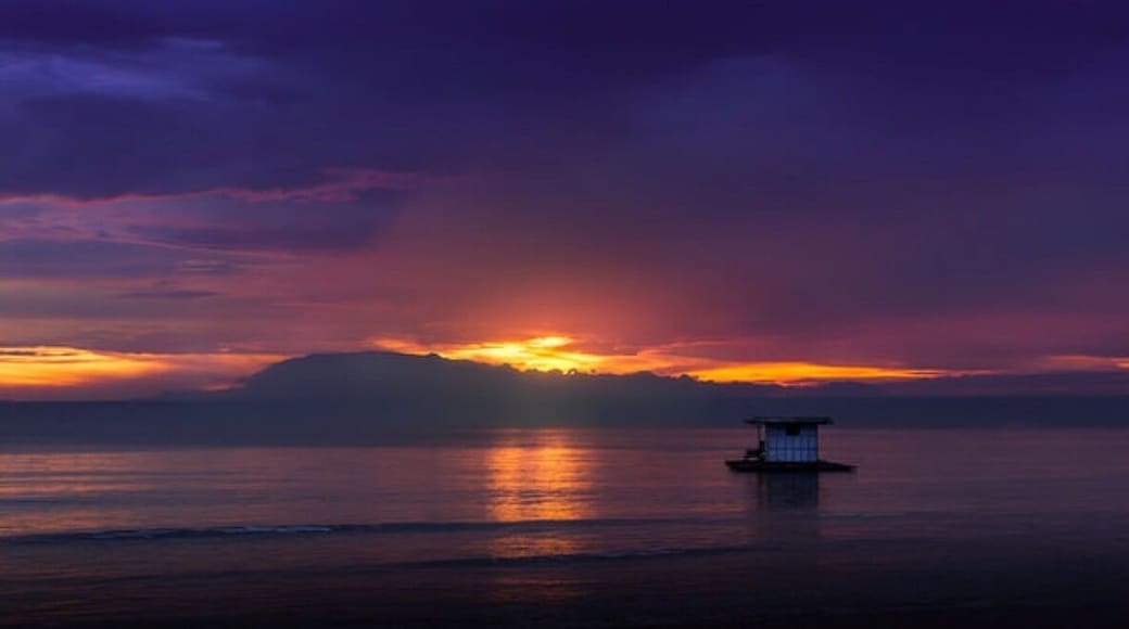 Colorful sunset Taal Lake Batangas philippennes