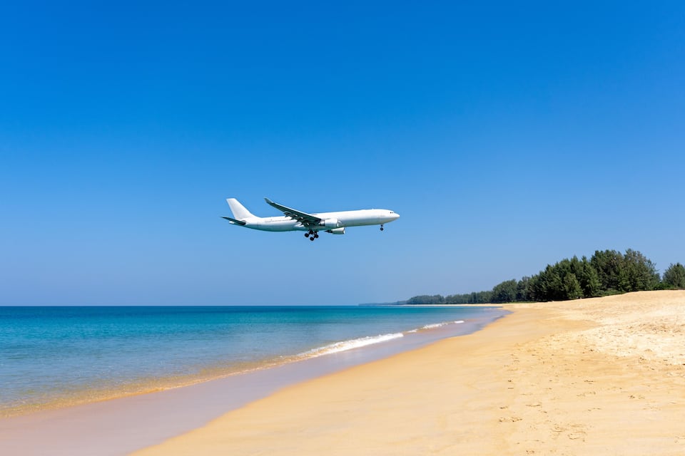 Un avió aterrant a la platja.