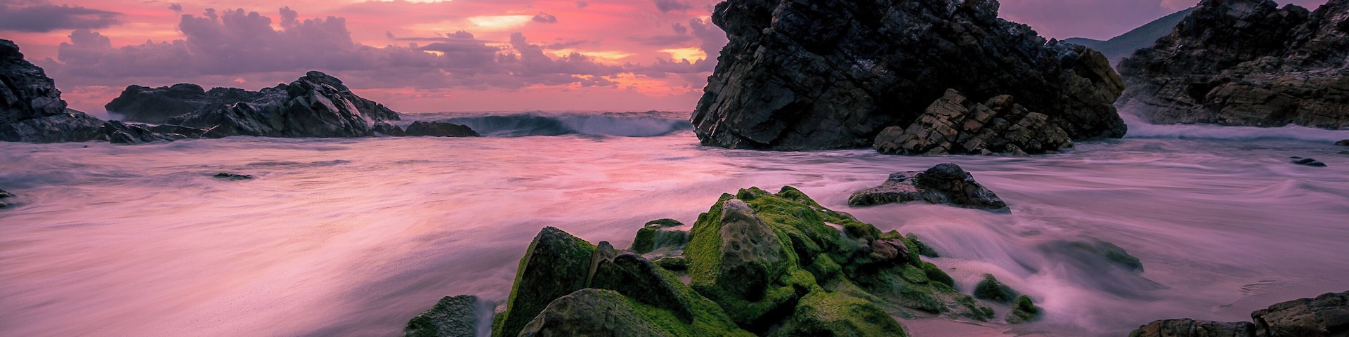 A very quiet beach next to the more popular main beaches of Forster, Burgess beach has some amazing rock formations making it a great sunrise photography location. #nature #trovember