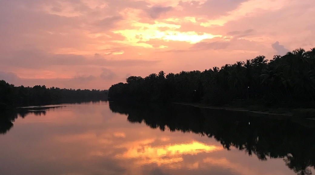 Because I love capturing sunsets ♥️
#meyu #shotoniPhone7