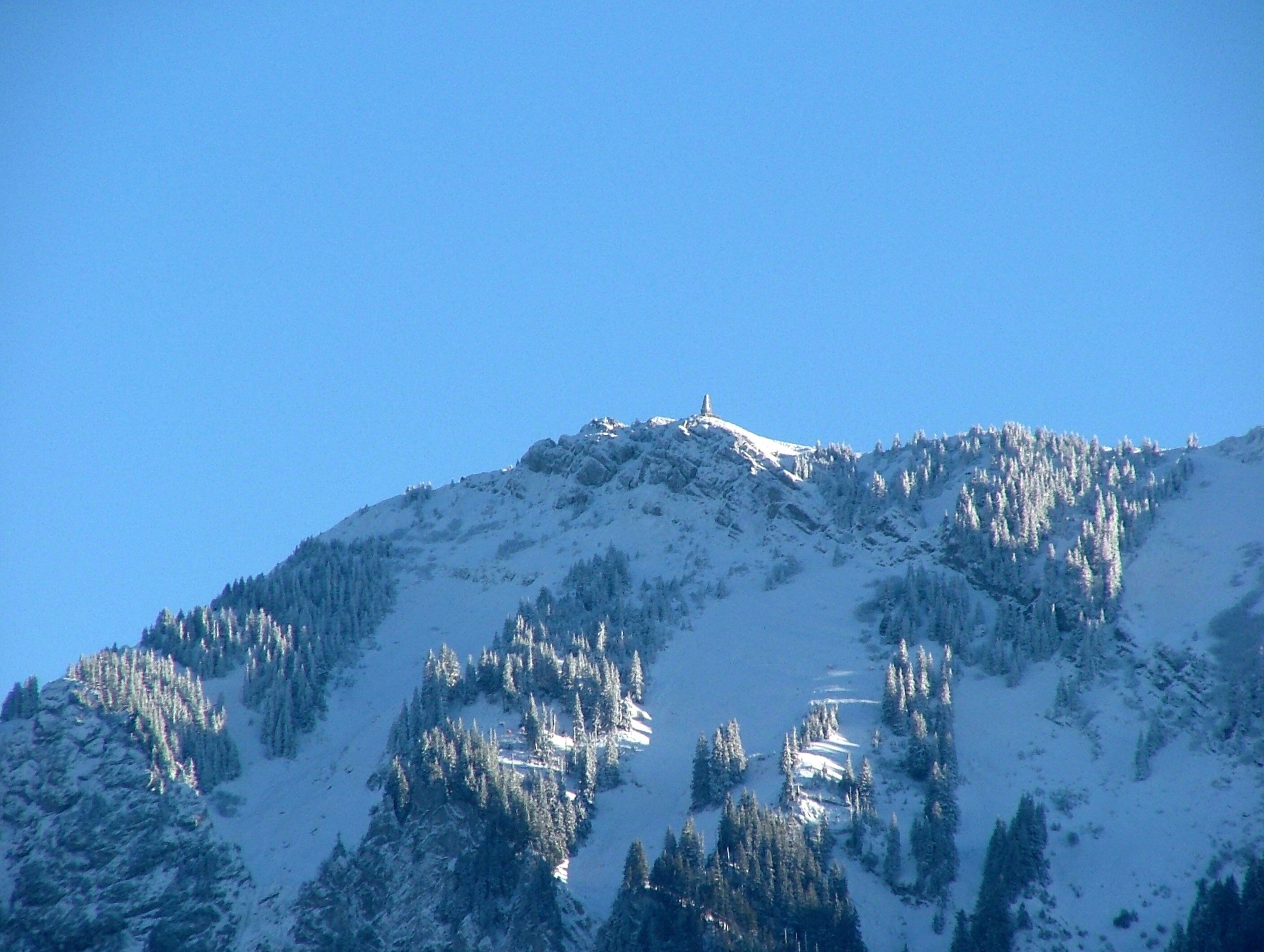 Montanha coberta de neve com céu limpo.
