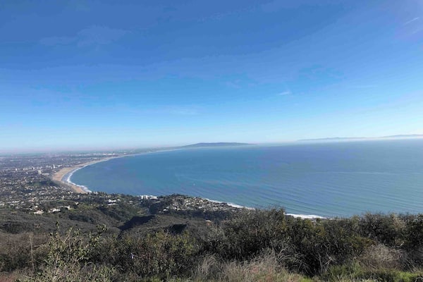 On days like this I’m reminded how lucky I am to live in LA. #beautifulcoastlines #caliliving #hiking