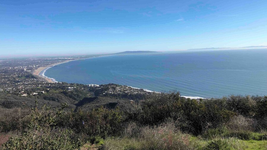 On days like this I’m reminded how lucky I am to live in LA. #beautifulcoastlines #caliliving #hiking