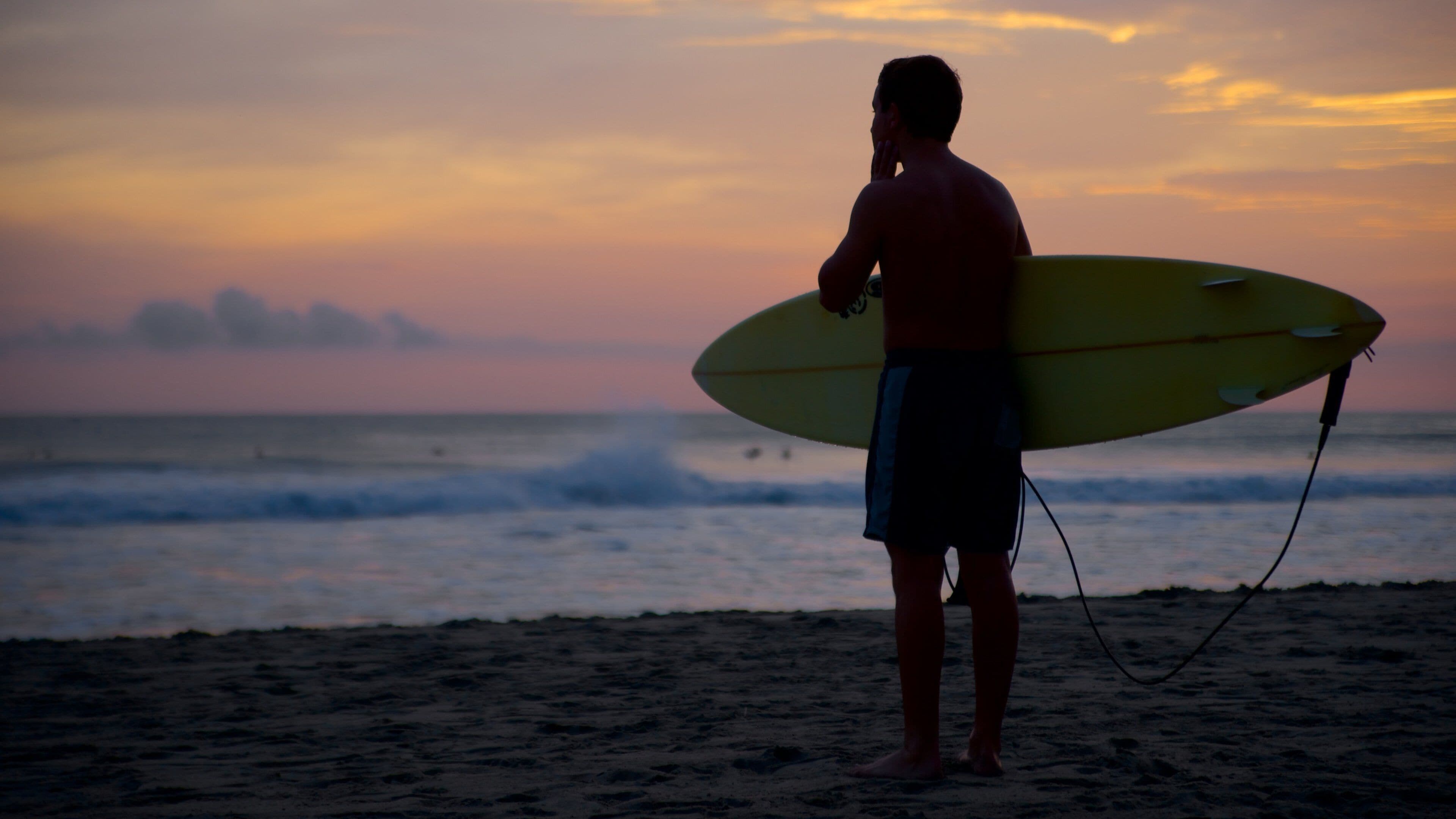 Puerto Escondido que incluye surf, una puesta de sol y una playa de arena