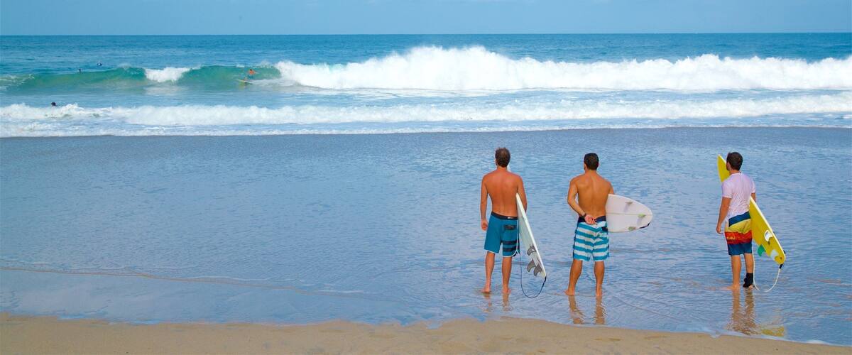 Zicatela Beach trong đó bao gồm bãi biển cát, cảnh bờ biển và những ngọn sóng