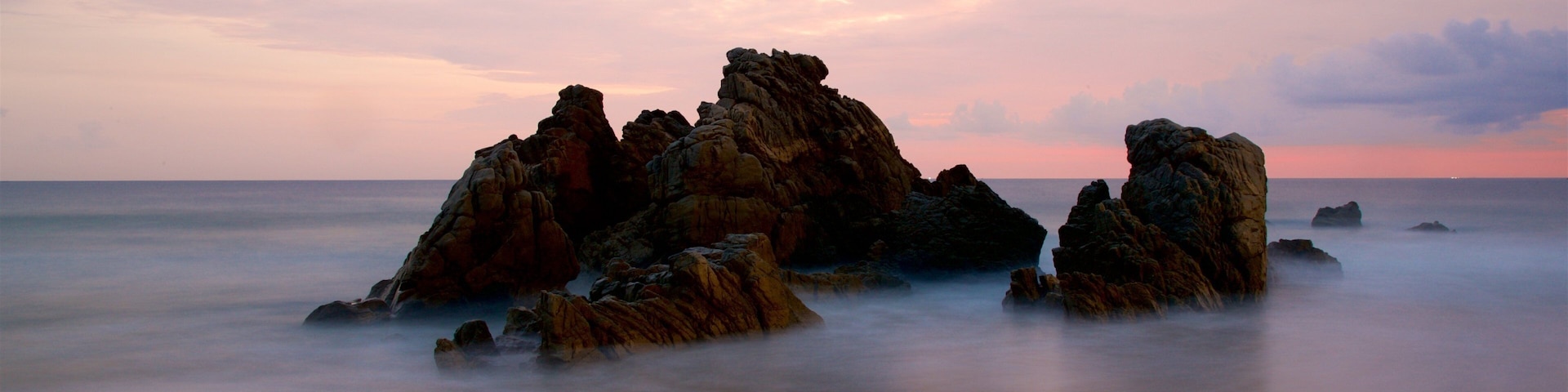 Zicatela Beach caratteristiche di spiaggia sabbiosa, vista della costa e tramonto