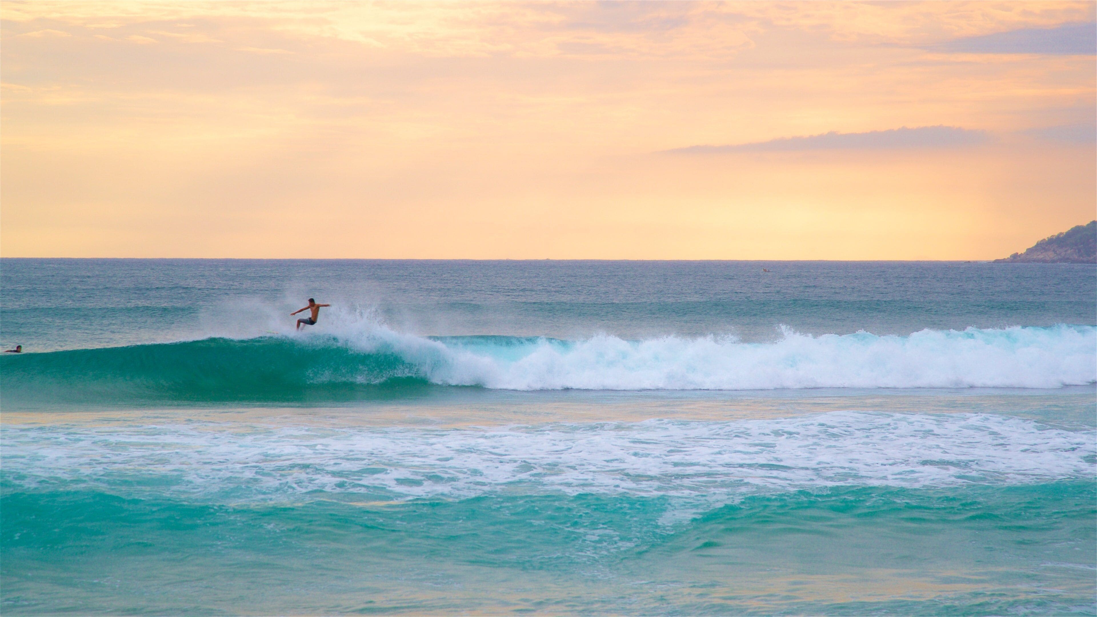 Zicatela Beach inclusief surfen, skyline en golven
