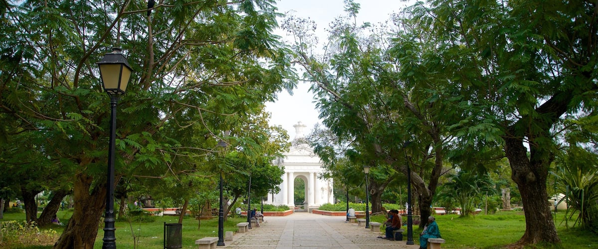 Pondicherry which includes a garden