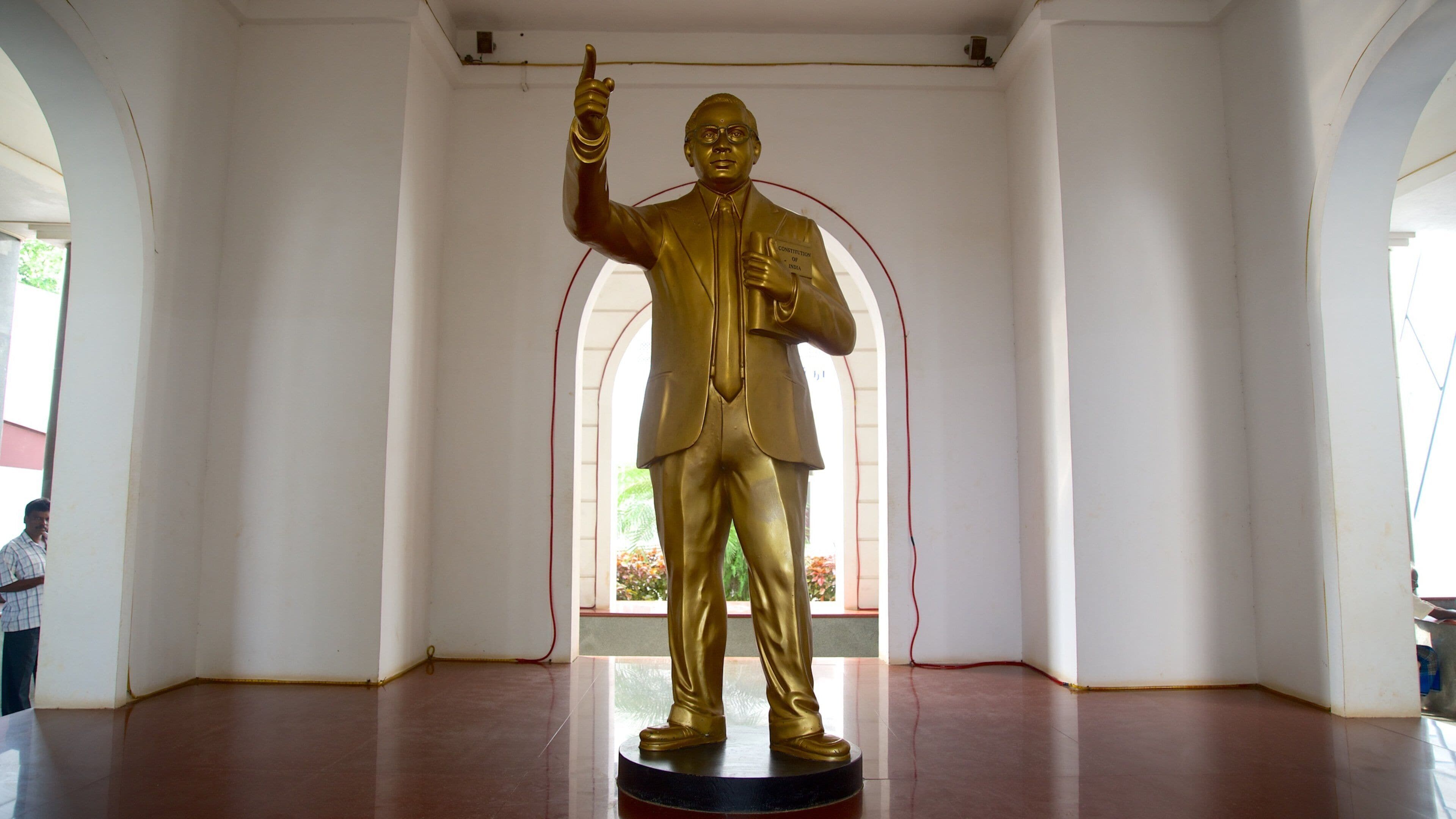 ปอนดิเชอรี ซึ่งรวมถึง อนุสาวรีย์หรือรูปปั้น