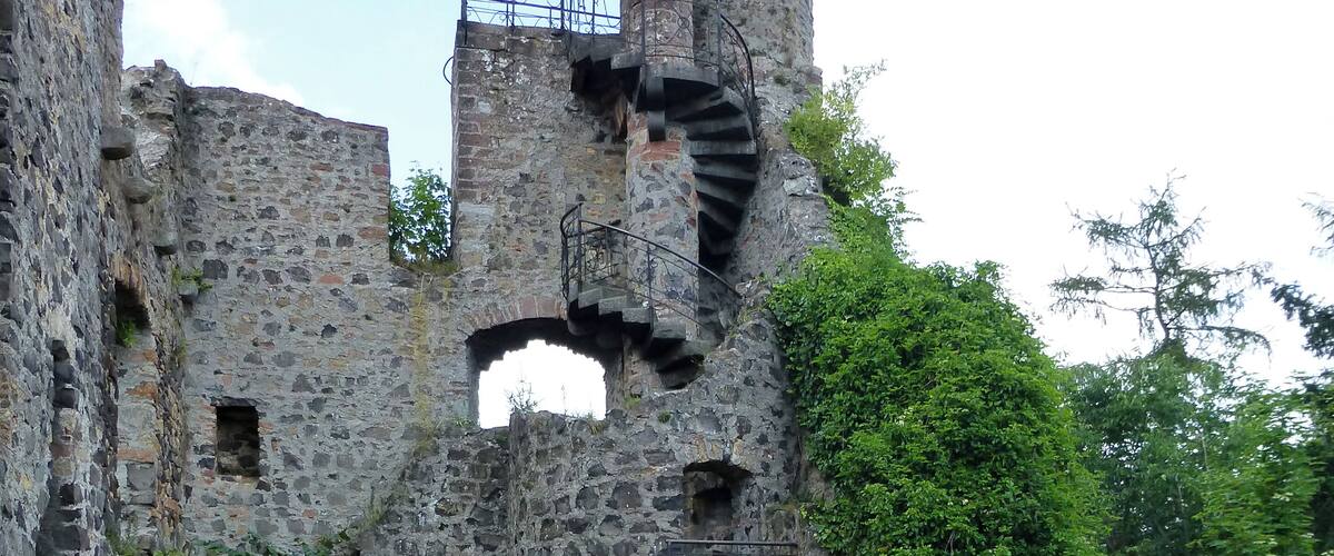 Treppenturm der Oberburg Staufenberg; oben rechts die Aussichtsplattform