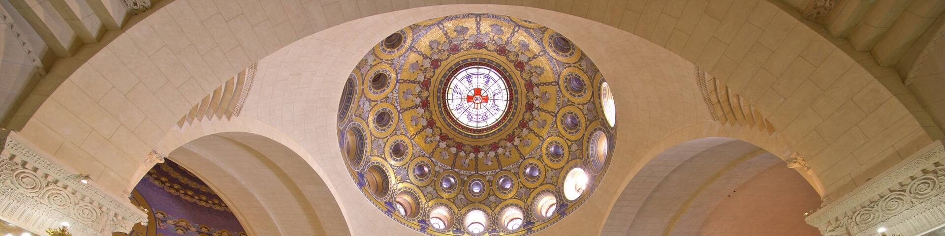 Basilique Notre-Dame-du-Rosaire de Lourdes qui includes vues intérieures, patrimoine historique et église ou cathédrale
