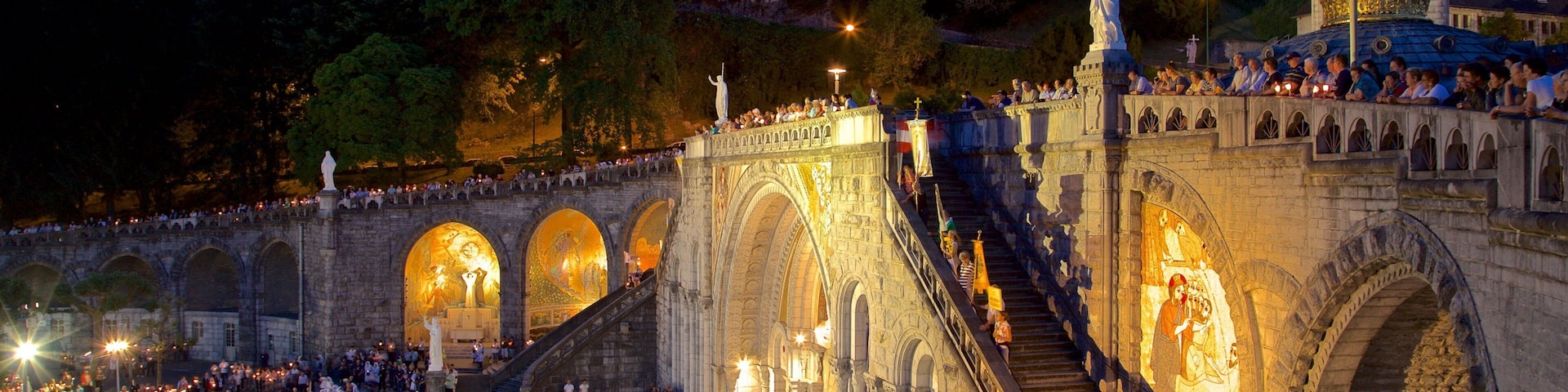 Basílica do Rosário caracterizando arquitetura de patrimônio e cenas noturnas assim como um grande grupo de pessoas