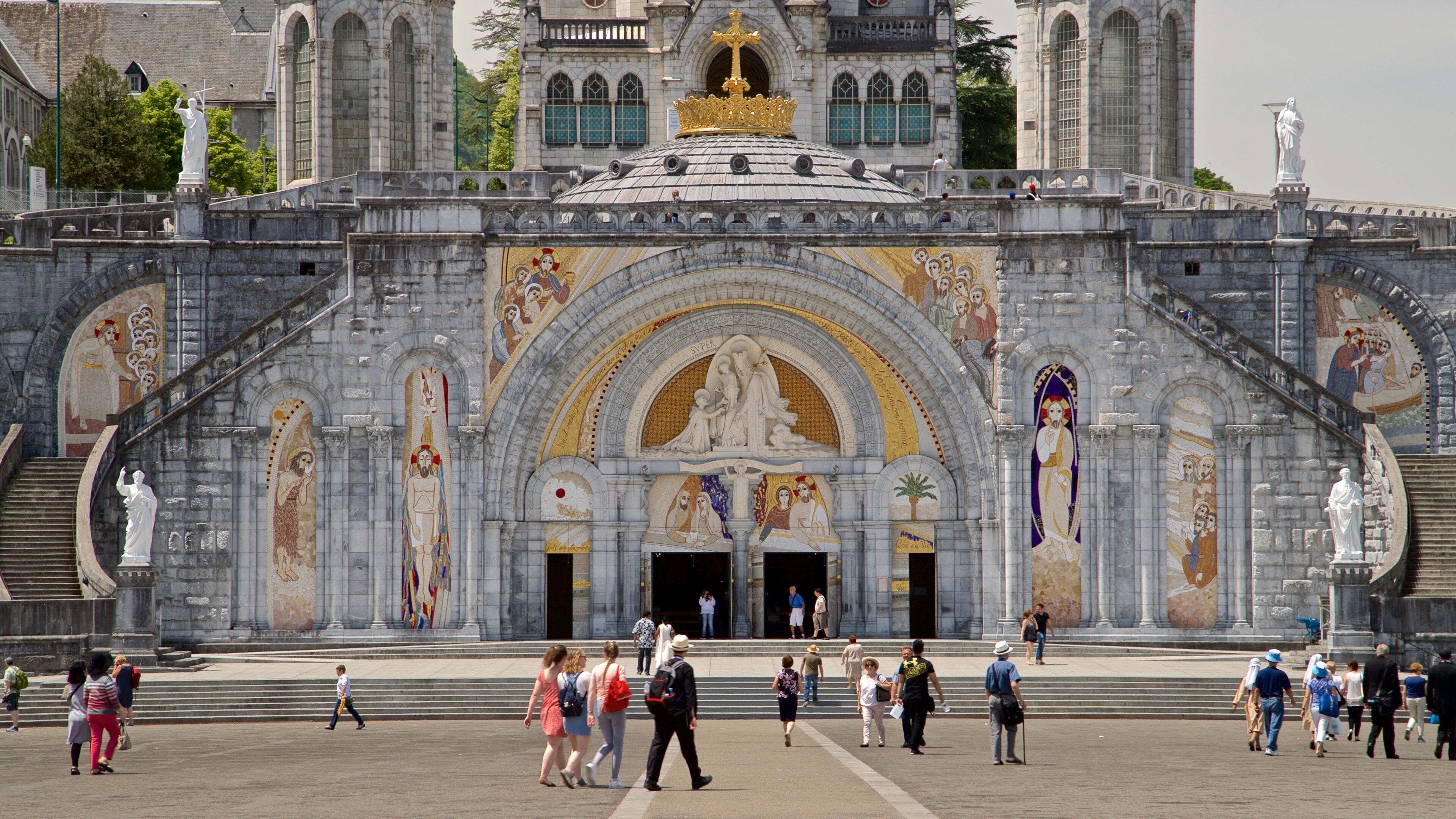 Rosary Basilica showing heritage architecture, a church or cathedral and street scenes