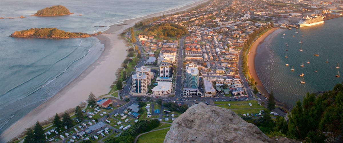 Mount Maunganui montrant coucher de soleil, plage de sable et vues littorales
