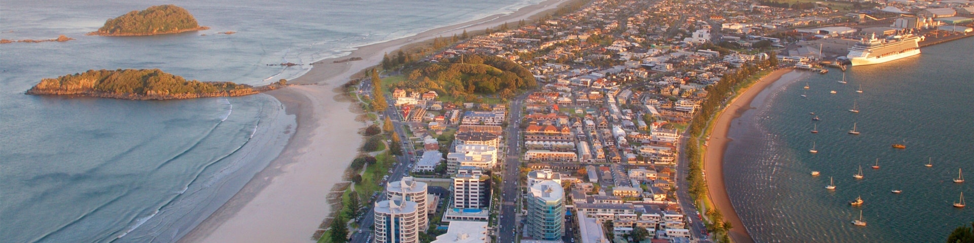 Mount Maunganui mostrando vistas generales de la costa, una ciudad costera y una playa
