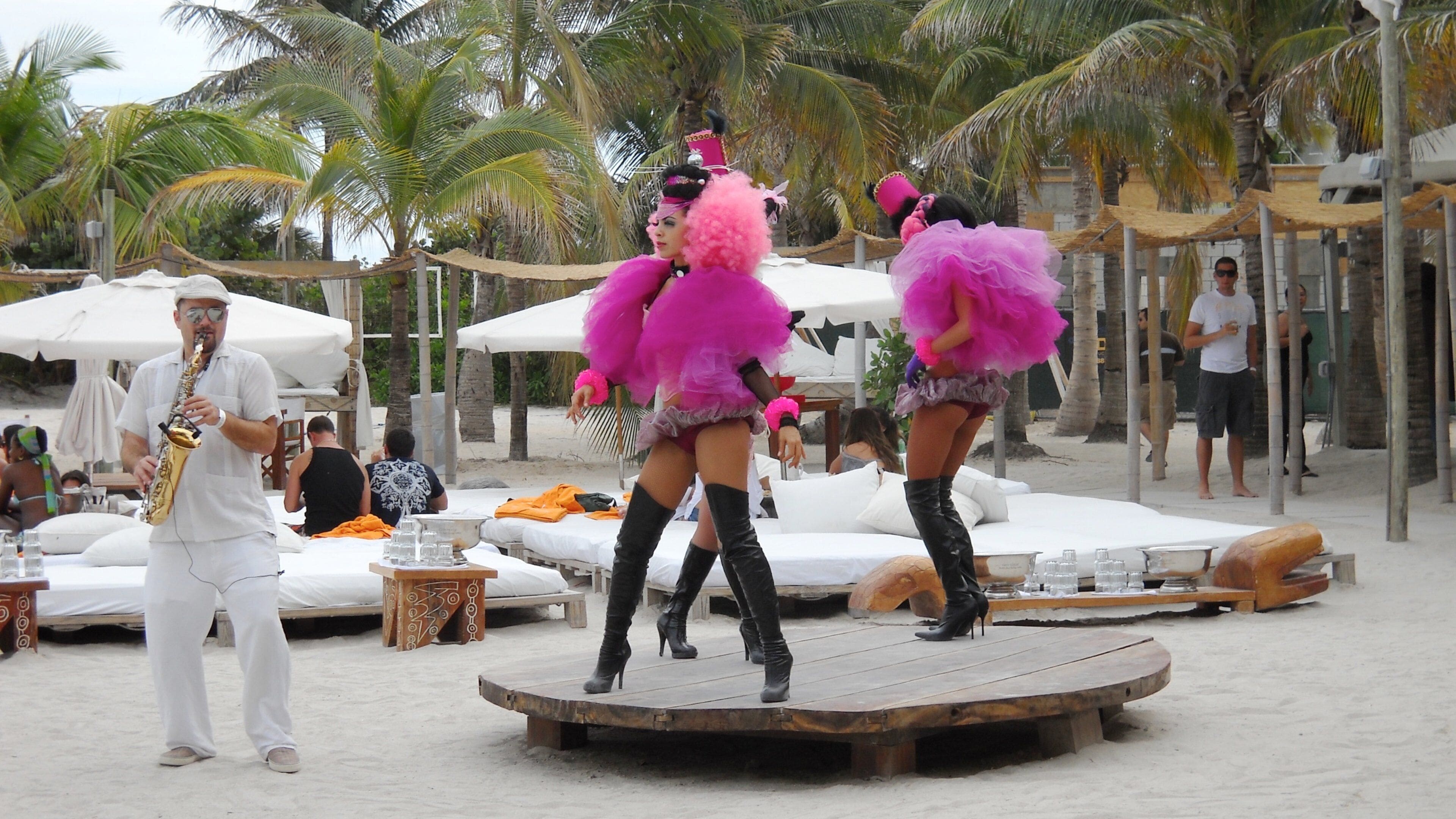 South Beach montrant paysages tropicaux aussi bien que un petit groupe de personnes