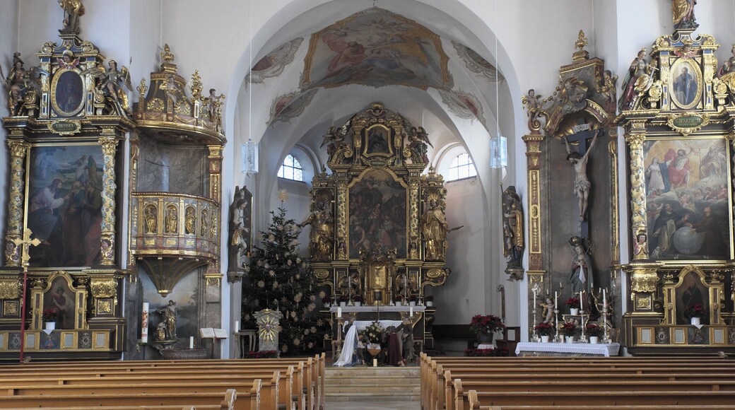 Katholische Pfarrkirche St. Johannes Evangelist in Hohenkammer im Landkreis Freising (Bayern/Deutschland), Innenraum