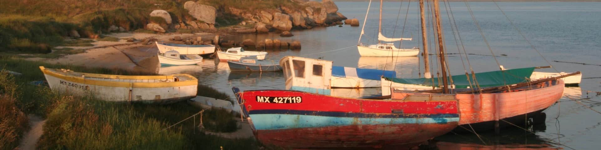 Plouescat mettant en vedette vues littorales, côte rocheuse et navigation