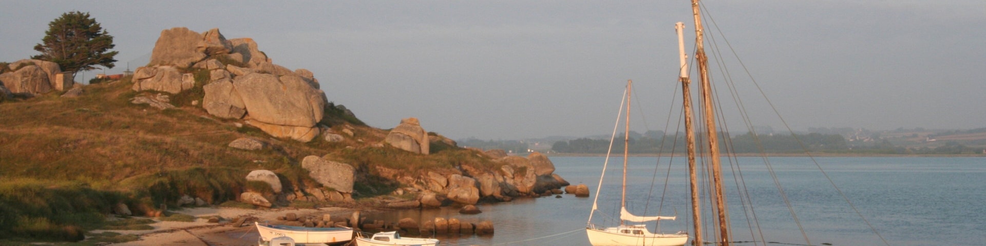 Plouescat que inclui canoagem, litoral rochoso e um pôr do sol