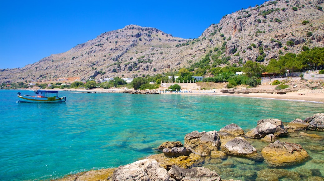 Pefkos strand fasiliteter samt stenete kystlinje og kyst