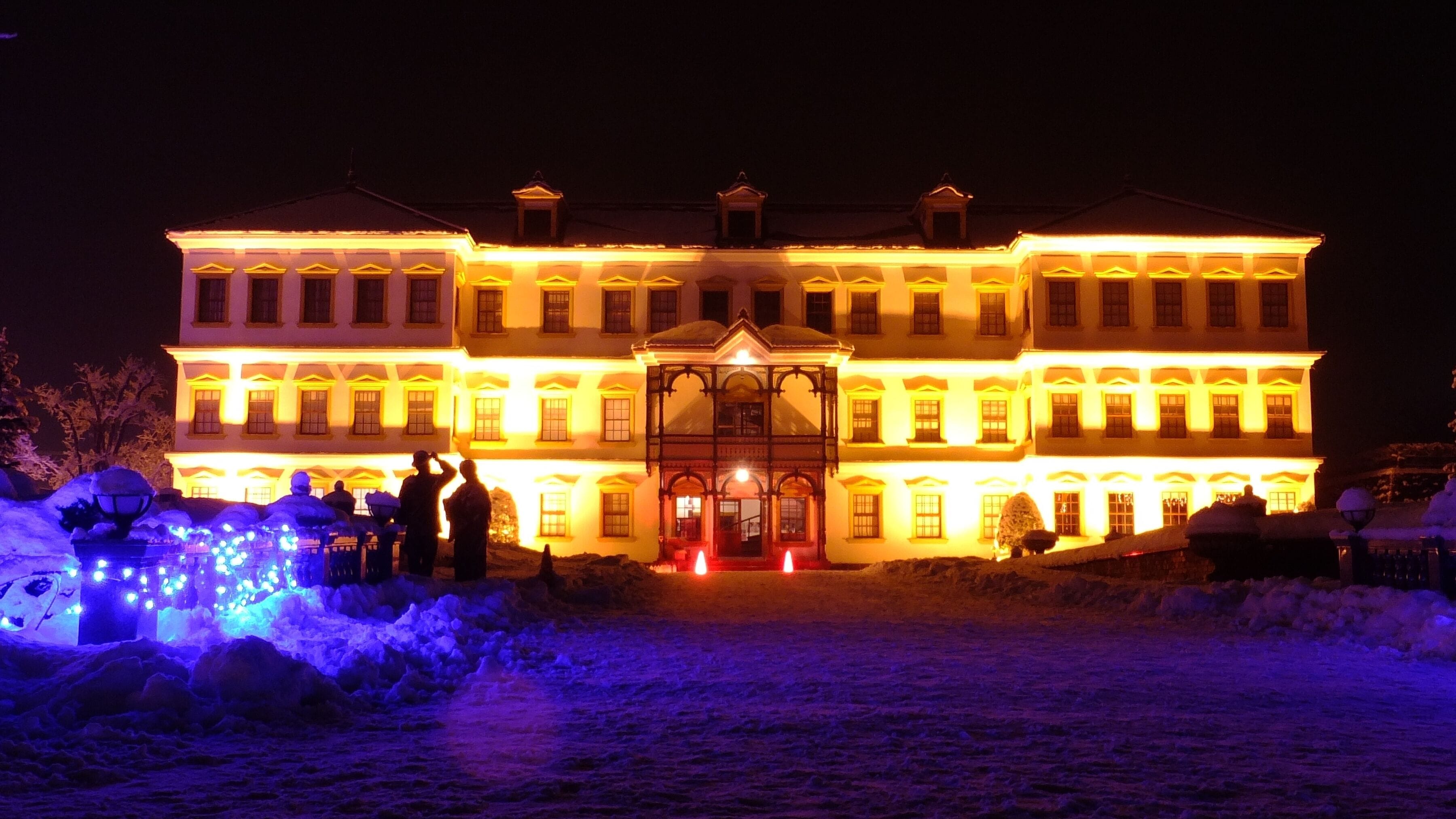 クリスマスを前にライトアップされた小坂鉱山事務所（秋田県鹿角郡小坂町）。小坂鉱山事務所が位置する明治百年通りを会場に、小坂クリスマスマーケットが開かれる。