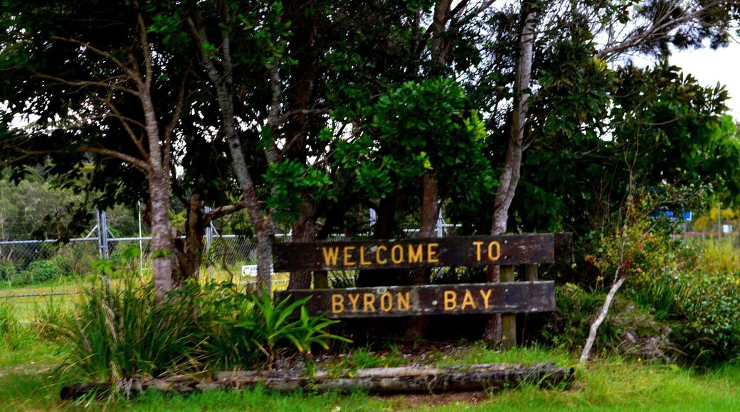 If you are visiting Australia there are some places that represent our homeland and a landmark that most people have to go and see.
Byron Bay is one of these landmark towns.
For such a popular town, it is overrun by tourists with lots of money floating around yet the sign is somewhat underwhelming.