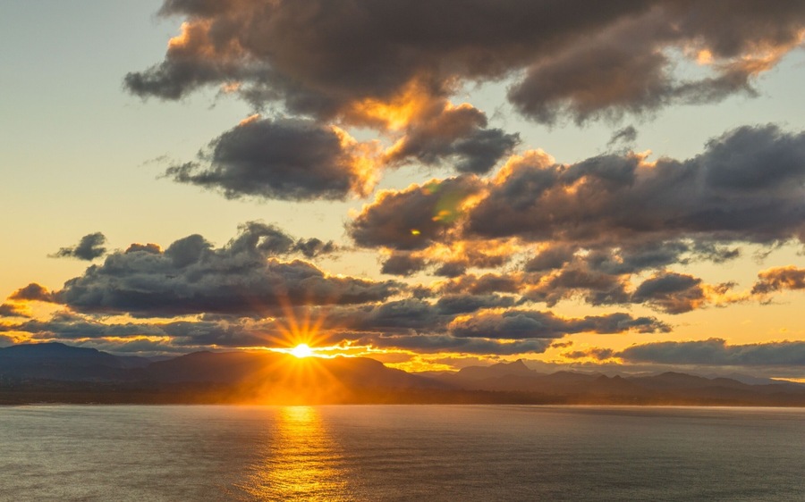 Sunset from the Cape Byron lighthouse. This is the most easterly point in mainland Australia...and a beautiful spot to catch sunsets.
#sunset #australia #capebyron