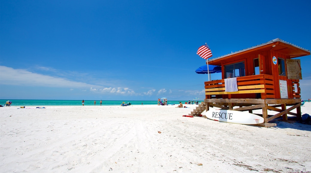 Lido Key ofreciendo una playa de arena y vista general a la costa y también un pequeño grupo de personas