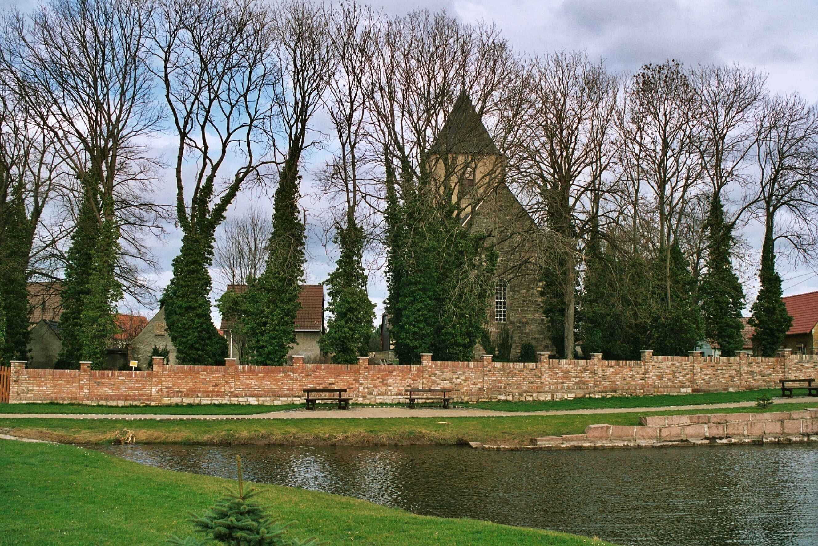 Reichardtswerben (Weißenfels), the Oberteich (upper pond) and the village church