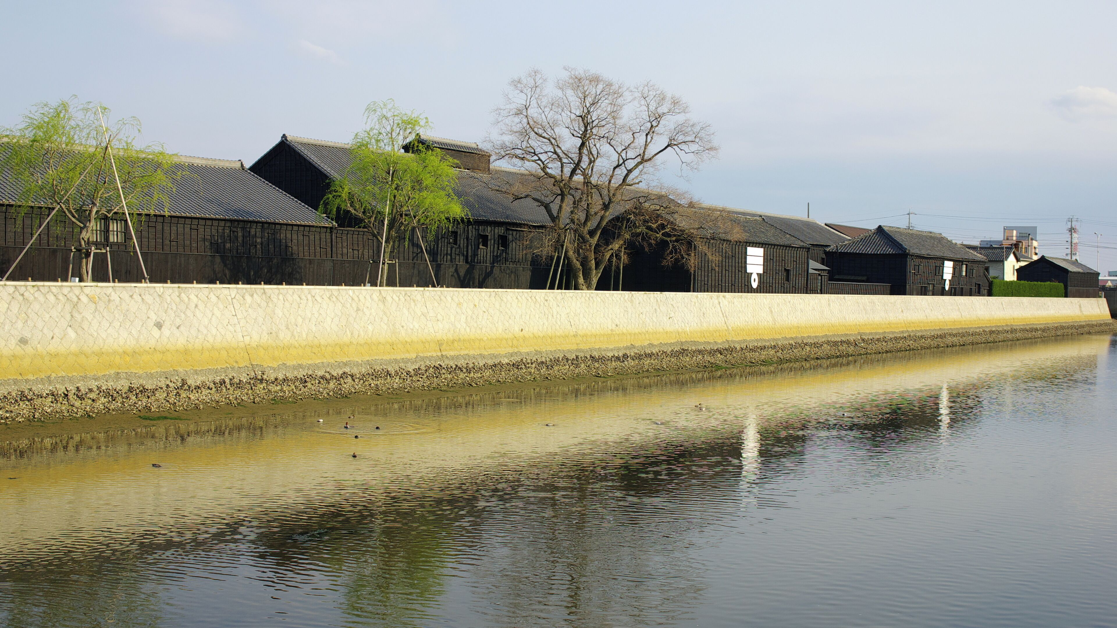 半田運河沿いのミツカンの倉庫群