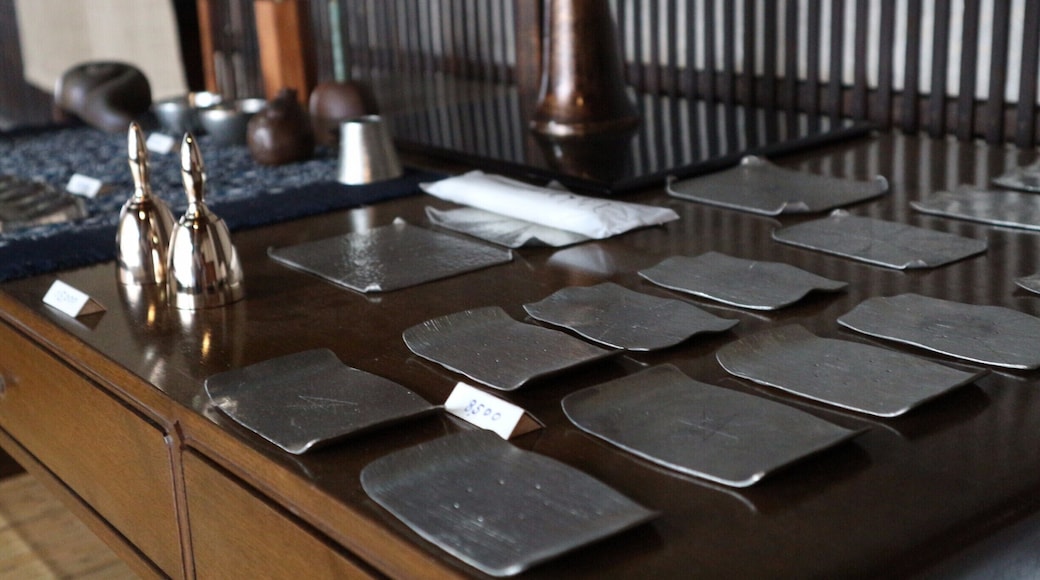 Inside Wakabayashi foundry which is hidden in the back roads of Sano city.
It's one of the remaining foundies for 'Tenmyo Imono'. The longest lasting metal casting methods in Japan. (started 1,100 years ago !).