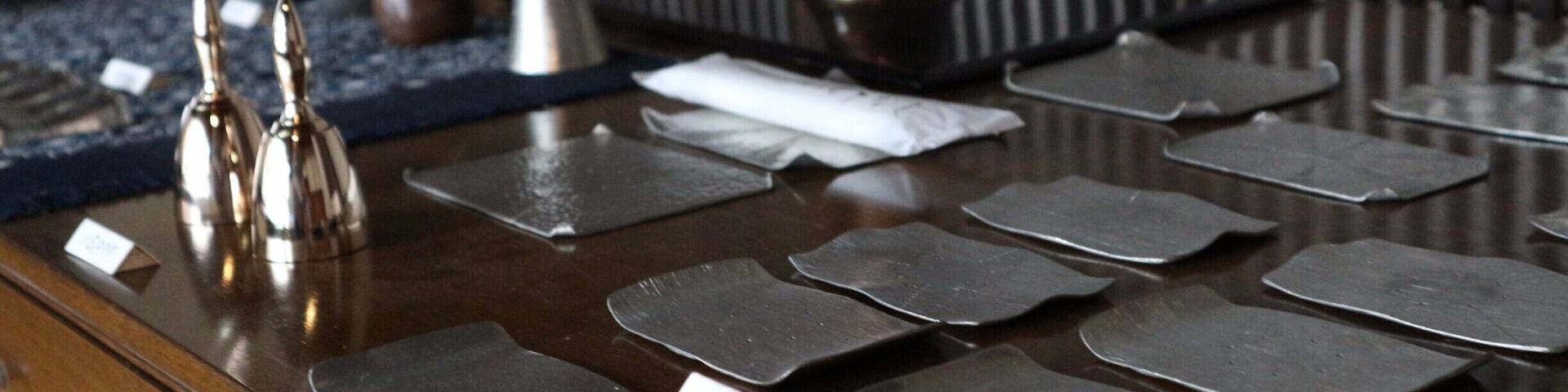 Inside Wakabayashi foundry which is hidden in the back roads of Sano city.
It's one of the remaining foundies for 'Tenmyo Imono'. The longest lasting metal casting methods in Japan. (started 1,100 years ago !).