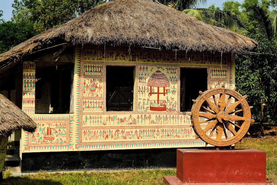 Srijani Shilpagram at Shantiniketan
In 1901, Rabindranath started a school at Shatiniketan named Brahmachary Ashram that was modelled on the lines of the ancient gurukul system. After he received the Nobel Prize that enhanced not only the Pride of India but also the prestige of Shantiniketan, the school was expanded into a university. It was renamed Visva Bharati, which Tagore defined as “where the world makes a home in a nest.”