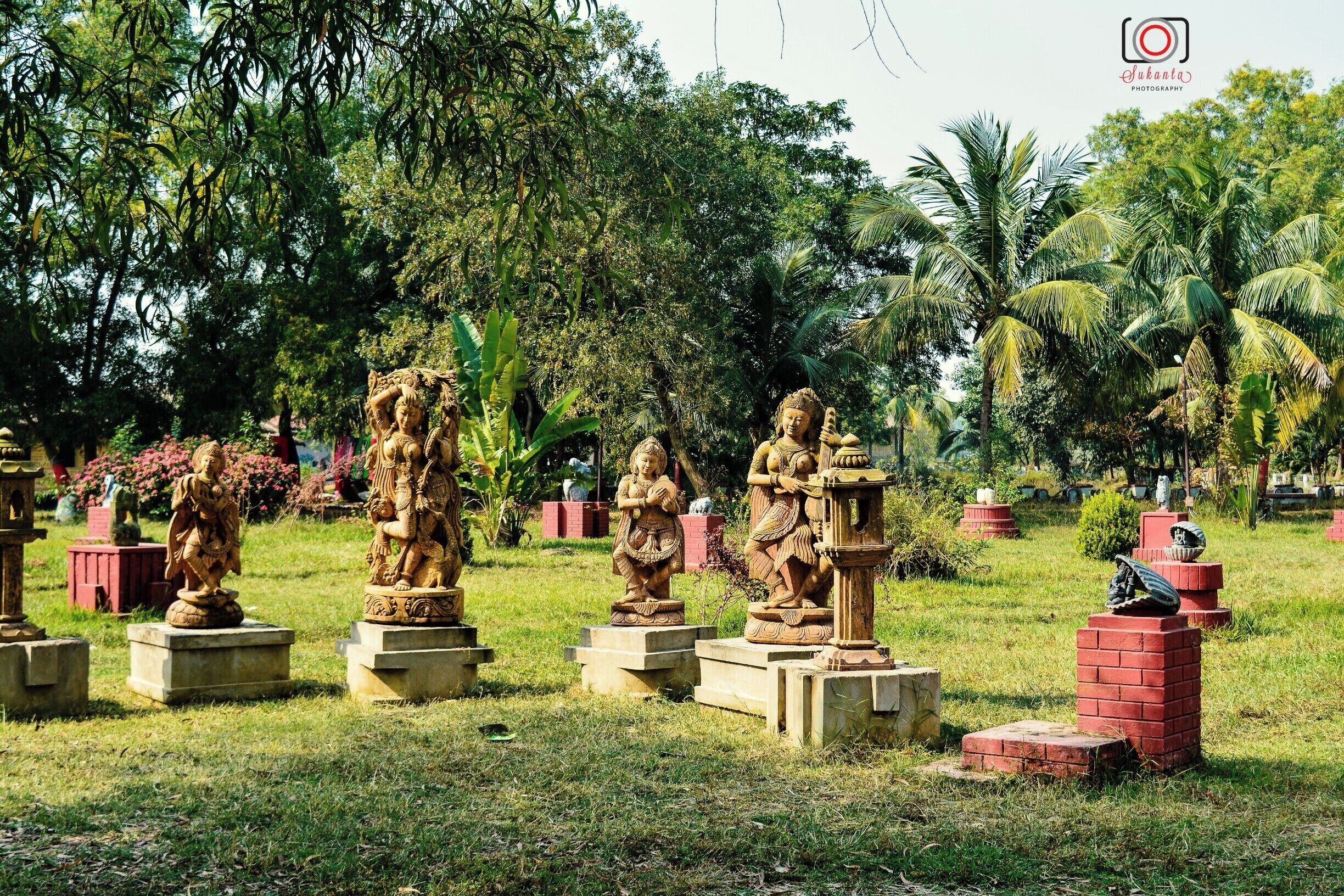 Srijani Shilpagram at Shantiniketan
In 1901, Rabindranath started a school at Shatiniketan named Brahmachary Ashram that was modelled on the lines of the ancient gurukul system. After he received the Nobel Prize that enhanced not only the Pride of India but also the prestige of Shantiniketan, the school was expanded into a university. It was renamed Visva Bharati, which Tagore defined as “where the world makes a home in a nest.”