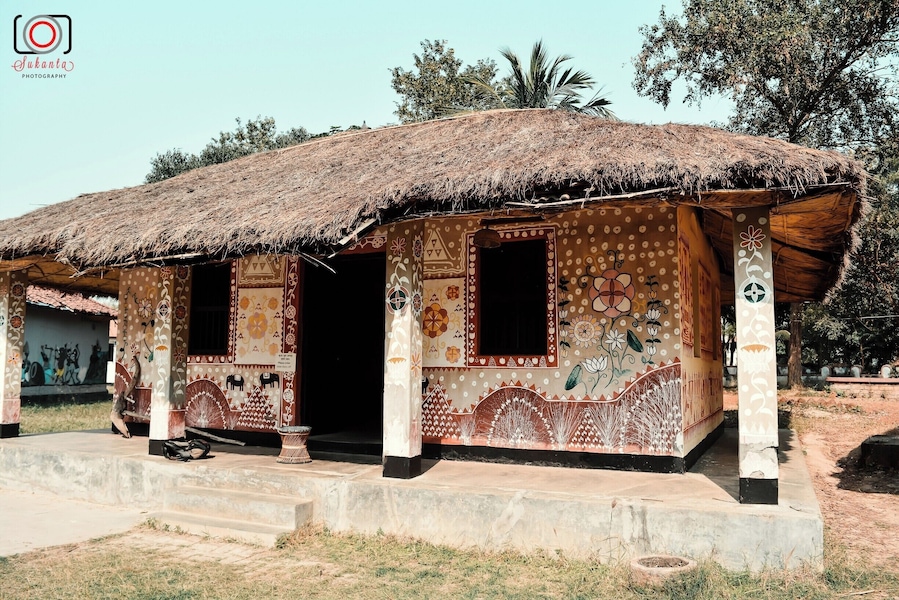 Srijani Shilpagram at Shantiniketan
In 1901, Rabindranath started a school at Shatiniketan named Brahmachary Ashram that was modelled on the lines of the ancient gurukul system. After he received the Nobel Prize that enhanced not only the Pride of India but also the prestige of Shantiniketan, the school was expanded into a university. It was renamed Visva Bharati, which Tagore defined as “where the world makes a home in a nest.”