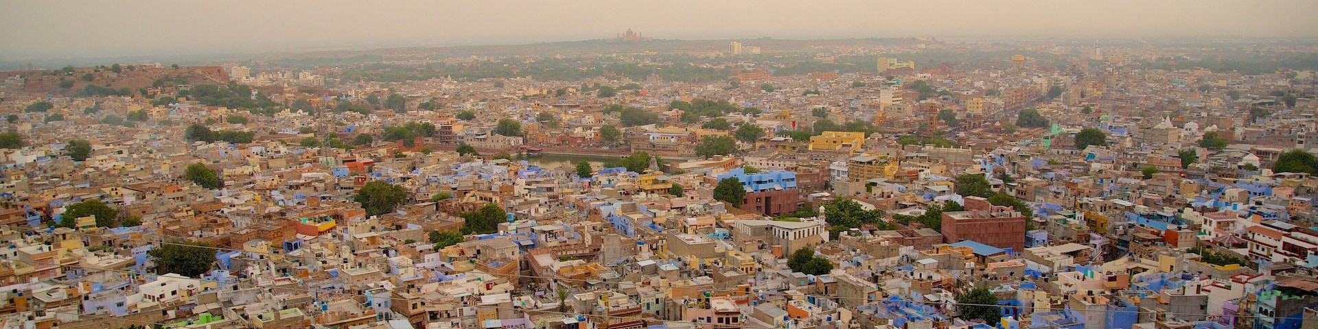 Jodhpur mostrando um pôr do sol e uma cidade