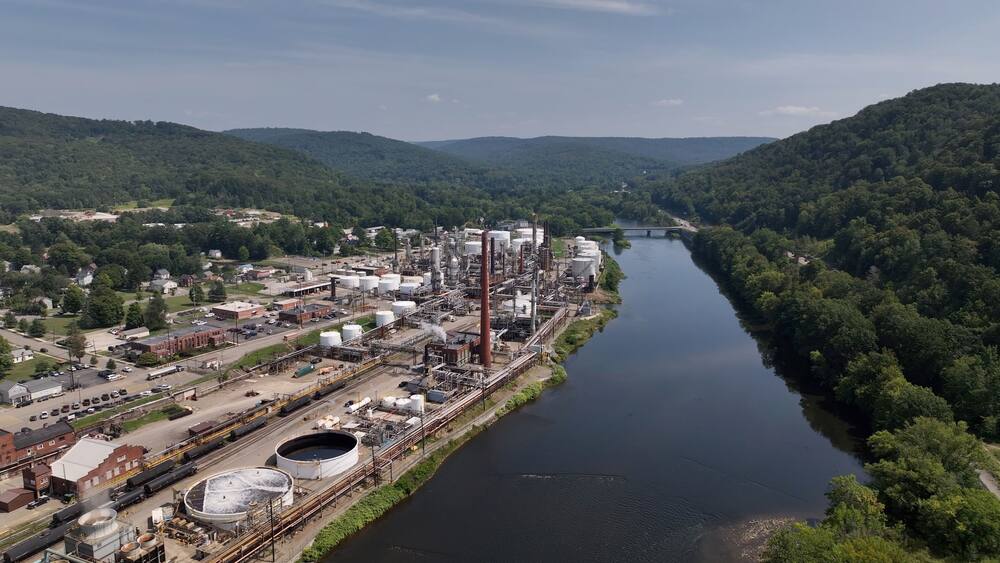 United Refining Company petroleum oil refinery in Warren, Pennsylvania processing 70,000 barrels of crude oil daily. Located by Allegheny River it produces gasoline and diesel fuel.