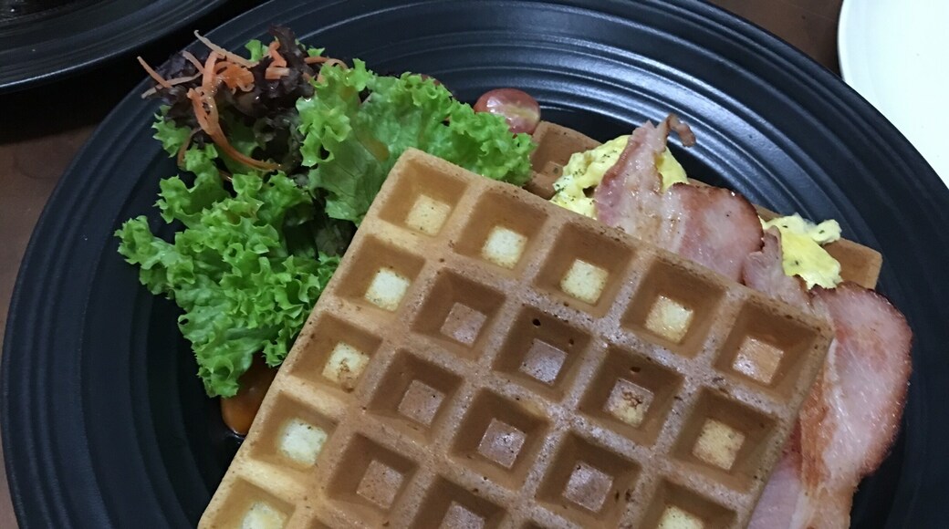 Special western food, such as bacon waffle and spicy spaghetti in a small local restaurant. Nice place for hang out with group of friends.