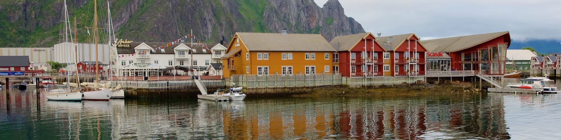 Nord de la NorvĂšge montrant navigation, petite ville ou village et montagnes