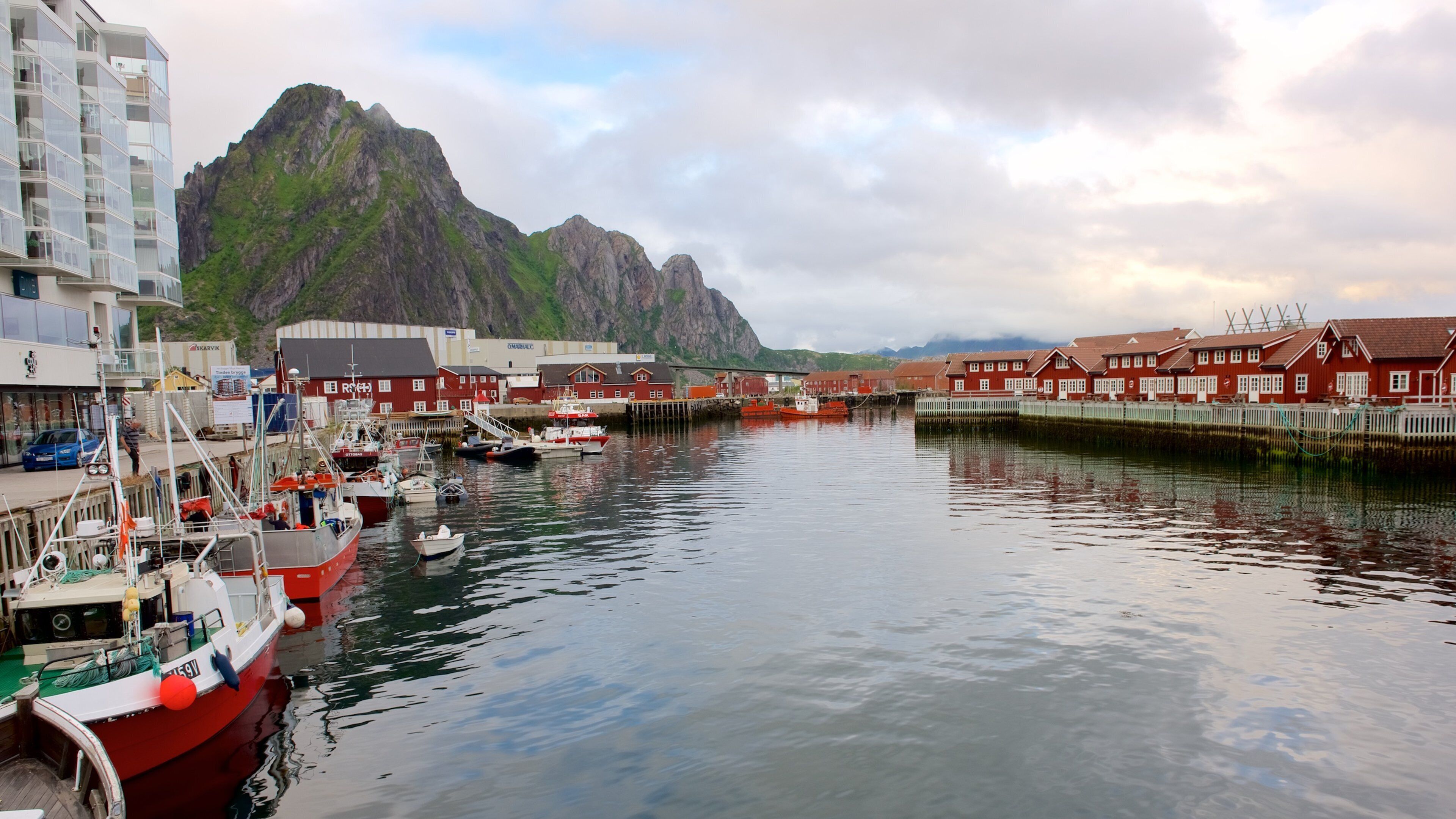 Nord-Norge som viser båter, liten by eller landsby og fjell