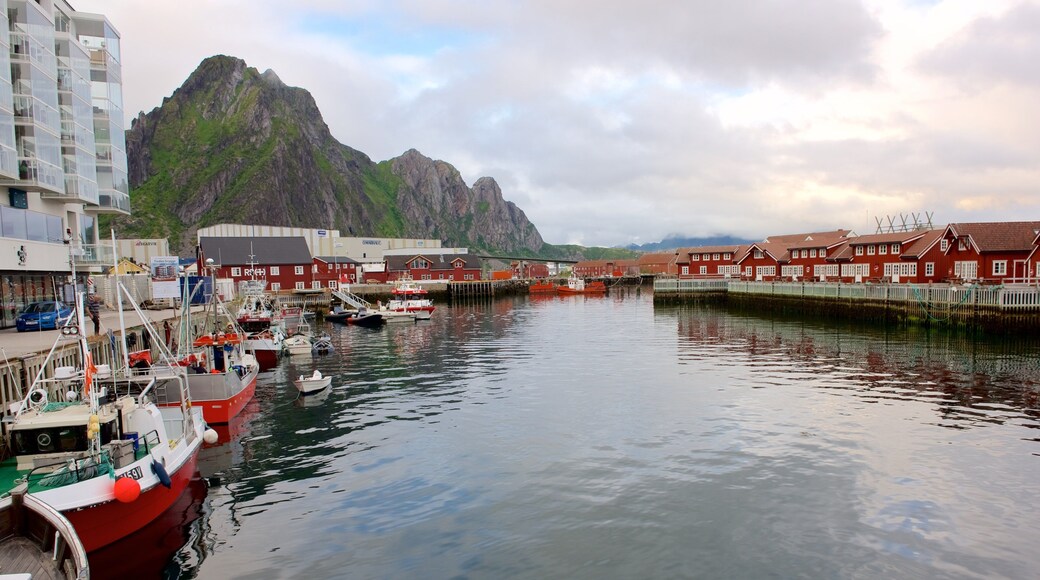 Nord-Norge som viser båter, liten by eller landsby og fjell