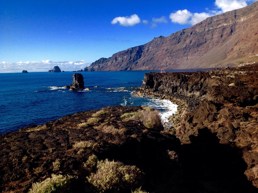 A place to find peace & serenity!!! Hi king along the cliffs above the shore. #hiking #waterlust #colorful travel photos