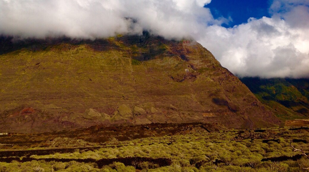 On top of this cliffs there is one of the best view of the island of El Hierro. El mirador de la Peña, was done by the great artist Cesar Manrique. #hiking
