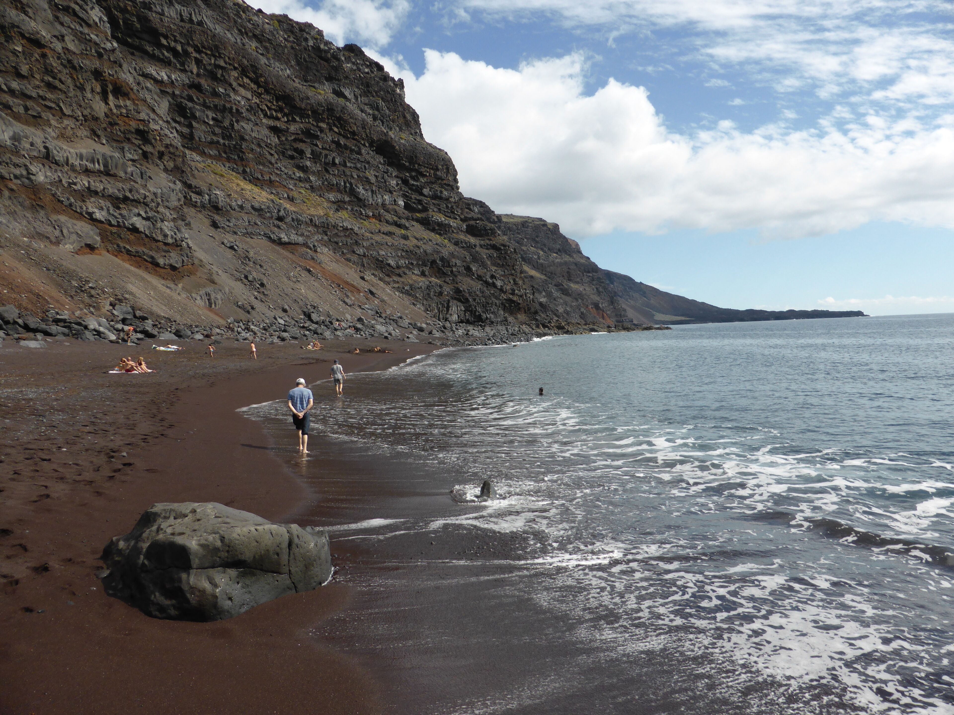 Playa del Verodal (o playa de El Verodal), de arena rojiza, en el oeste de la isla de El Hierro, en un día de mar tranquilo. Hay que tener cuidado con las corrientes y es peligrosa los días de mar bravo.