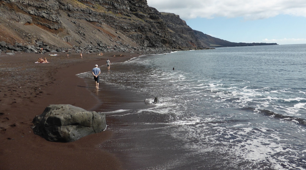Playa del Verodal (o playa de El Verodal), de arena rojiza, en el oeste de la isla de El Hierro, en un día de mar tranquilo. Hay que tener cuidado con las corrientes y es peligrosa los días de mar bravo.