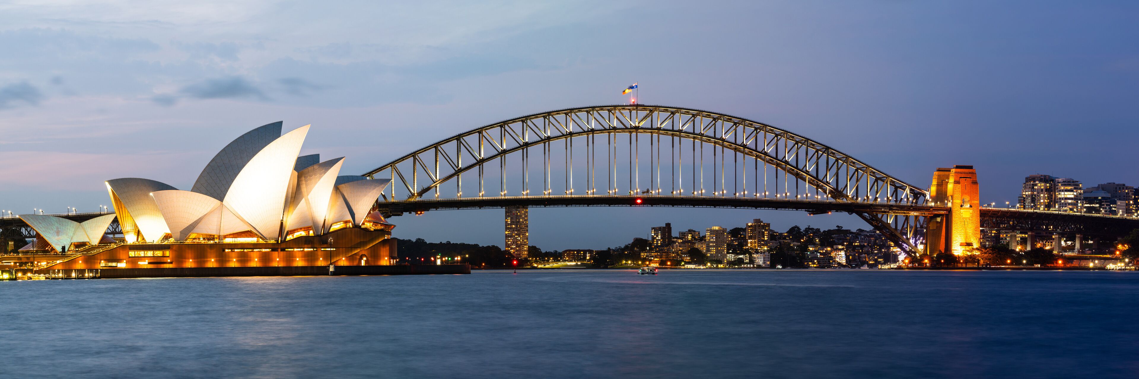 La Casa de la Ópera de Sydney y el Puente de Sydney al atardecer.