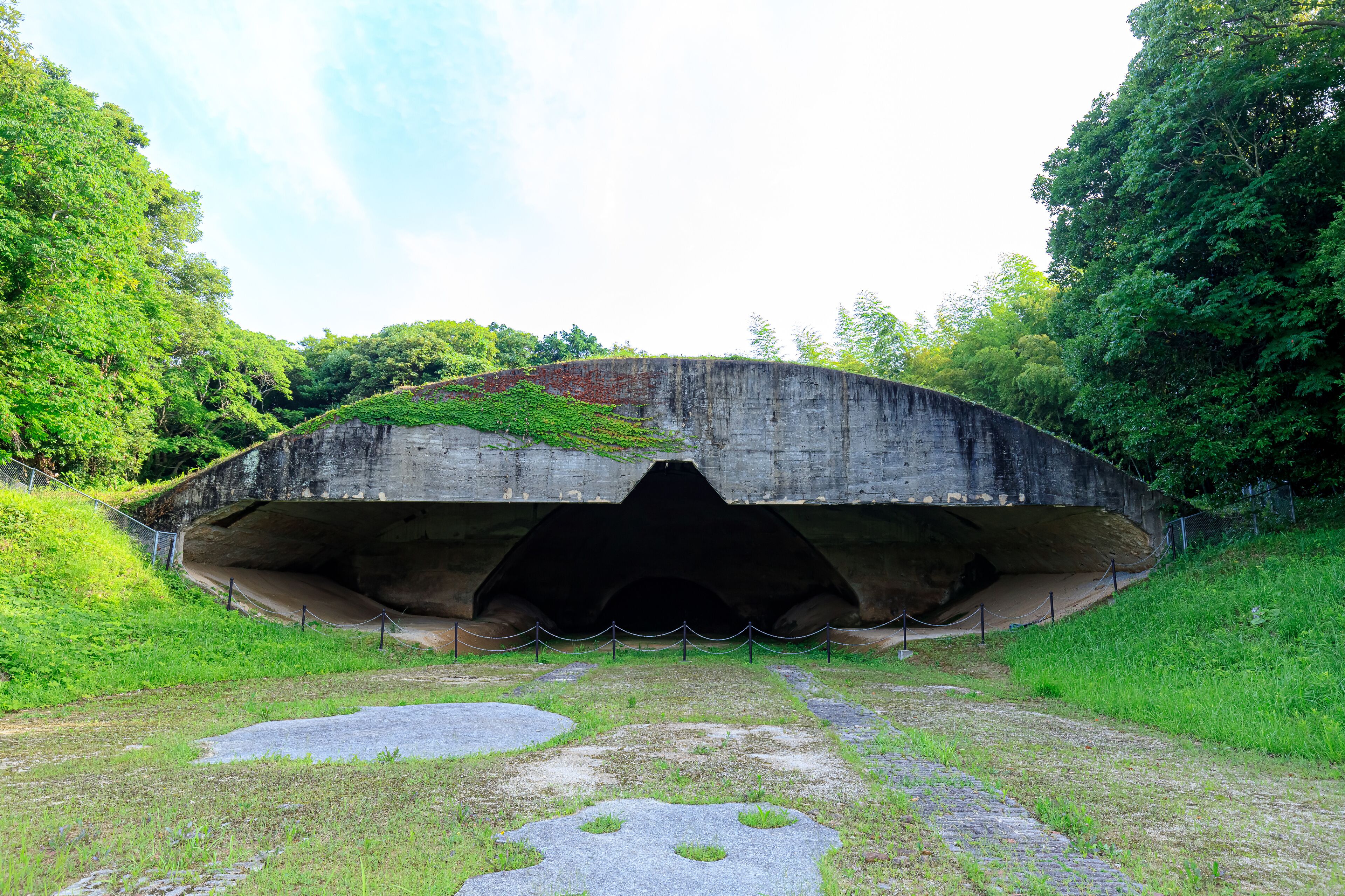 夏の稲童1号掩体壕　福岡県行橋市　 Inado No. 1 pit in summer. Fukuoka-ken Yukuhashi city.